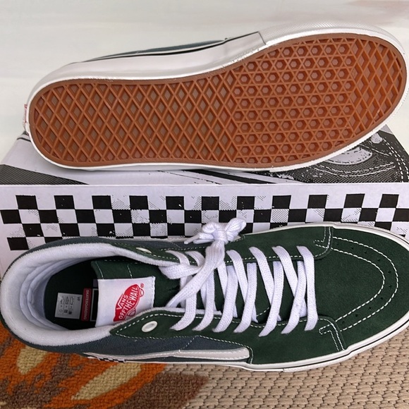 Vans WMNS Skate Sk8-Hi Mountain View
VN0A5FCCBD6
Sneakers - Picture 14 of 16